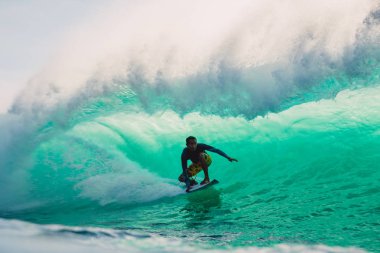 Bali, Endonezya - 23 Nisan 2018: Sörfçü Padang Padang büyük varil dalga binmek. Okyanusta Sörf Professional