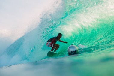 Bali, Endonezya - 23 Nisan 2018: Sörfçü Padang Padang büyük varil dalga binmek. Okyanusta Sörf Professional