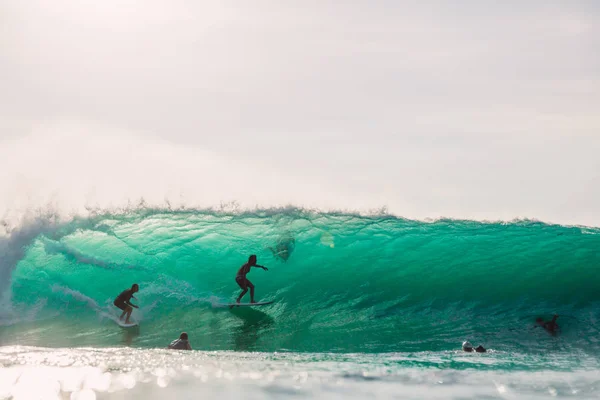 Bali Indonésia Abril 2018 Passeio Surfista Uma Grande Onda Barril — Fotografia de Stock