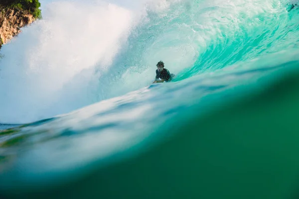 Bali Indonésia Abril 2018 Passeio Surfista Uma Grande Onda Barril — Fotografia de Stock