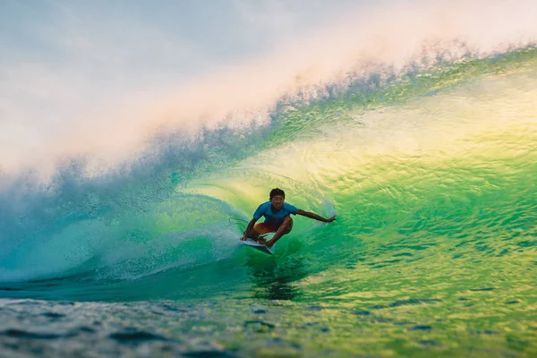 Bali Indonesia Abril 2018 Surfista Una Gran Ola Cañón Padang — Foto de Stock