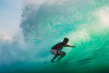 Bali, Endonezya - 23 Nisan 2018: Sörfçü Padang Padang büyük varil dalga binmek. Okyanusta Sörf Professional