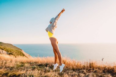 güzel mavi okyanusun kıyısında çekici kadın.