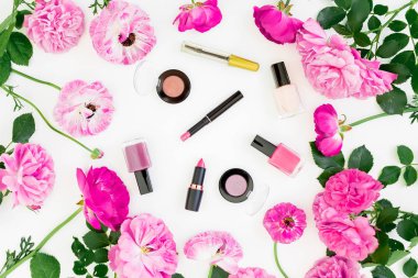 Gül çiçek beyaz arka plan üzerinde izole ile ayarla makyaj üstten görünüm