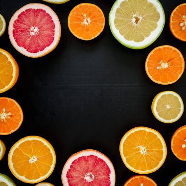 Üstten görünüm Taze narenciye siyah arka plan üzerine dilimlenmiş