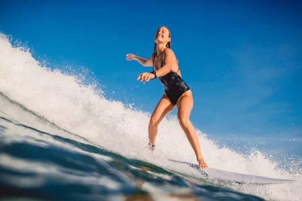 Attractive Surf Woman Rowing Surfboard Woman Surfboard Ocean Surfer Ocean — Stock Photo, Image