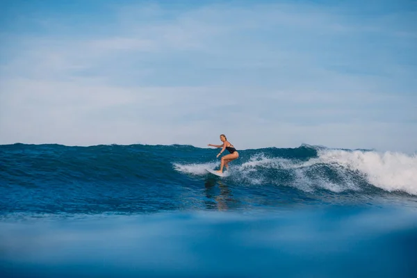 Beautiful Surf Woman Rowing Surfboard Woman Surfboard Ocean Surfer Ocean — Stock Photo, Image