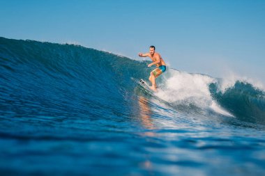 Keramas, Bali, Endonezya - 31 Mayıs 2018: Joel Parkinson binmek dalga, okyanusta sörf