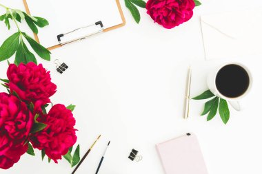 yeşil yaprakları, fırçalar, kalem, bağlayıcılar, zarf, defter ve kahve beyaz zemin üzerine kırmızı peonies