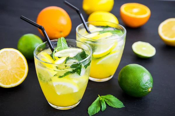 Färsk Saft Med Lime Bitar Myntablad Och Glas Med Sugrör — Stockfoto