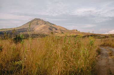 Batur yanardağ Bali ve bulutlu gökyüzü ve gün batımı