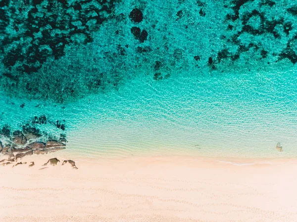 Vista Superior Praia Areia Tropical Com Água Oceano Azul Turquesa — Fotografia de Stock