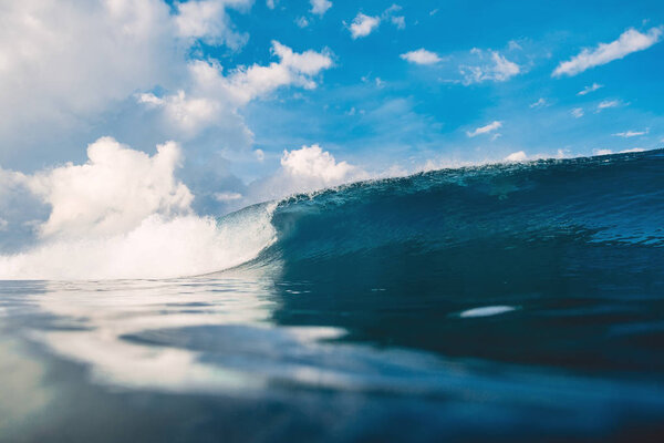 Бочковая волна в океане. Волна для серфинга на острове Оаху
