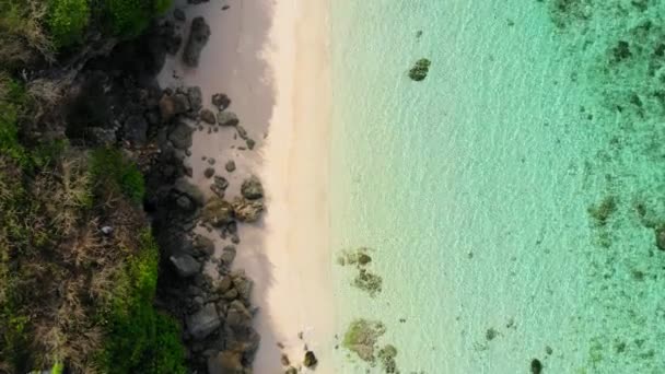 Hermosa Playa Tropical Con Agua Mar Turquesa Dron Aéreo Vídeo — Vídeo de stock