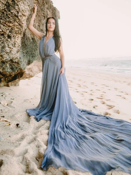 新娘的肖像在蓝色婚礼礼服在海滩以日落或日出颜色 — 图库照片