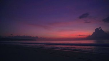 Parlak renkli gün batımı ya da tropikal sahilde bulutlu okyanusta gün doğumu