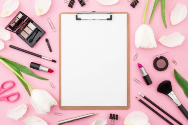 Dizüstü bilgisayar, pano, gül çiçek, kozmetik ve aksesuar beyaz arka plan üzerinde. Düz yatıyordu. Üstten görünüm. Freelancer office kompozisyon