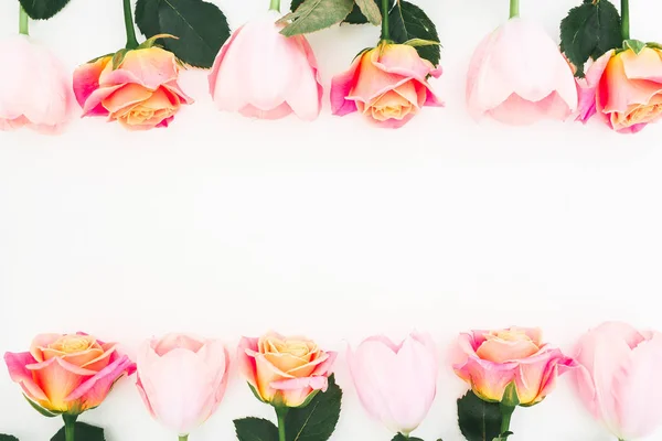 Цветочная Рамка Роз Тюльпанов Зеленых Листьев Белом Фоне Квартира Лежала — стоковое фото