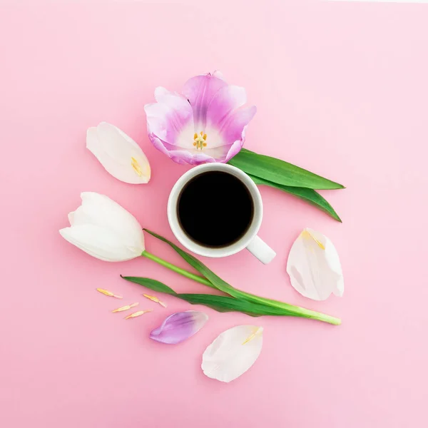 夏季作文与郁金香 花瓣和咖啡杯在粉红色的背景 顶部视图 — 图库照片