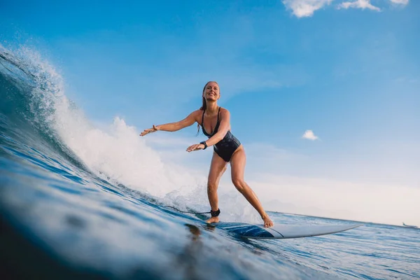 Surf Woman Prancha Surf Passeio Onda Mulher Oceano Durante Surf — Fotografia de Stock