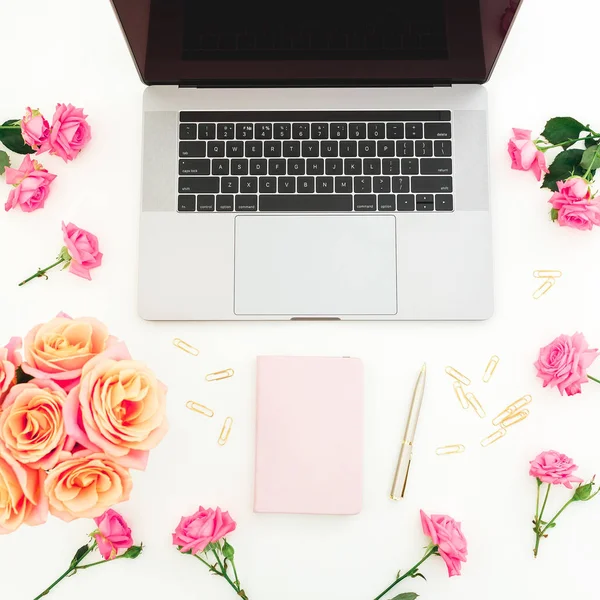 Laptop, günlüğü, gül flowersand aksesuar beyaz arka plan üzerinde. Düz yatıyordu. Üstten görünüm. Freelancer office kavramı
