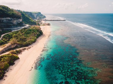 Bali, Endonezya Adası ve mavi okyanusun havadan görünümü.