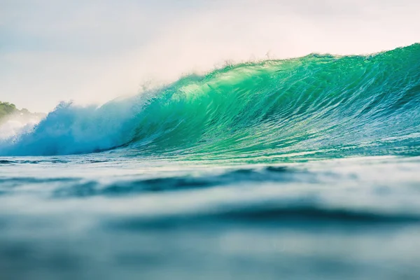 美丽的干净的蓝色海波浪相片为背景 — 图库照片