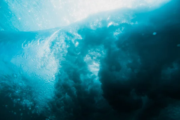 美丽的干净的蓝色海波浪相片为背景 — 图库照片