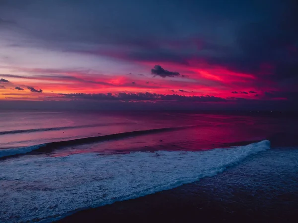 Fényes Színes Naplemente Vagy Napkelte Óceánon Felhők Trópusi Strandon — Stock Fotó