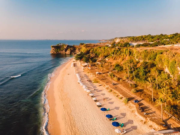 Bali, Endonezya Adası ve mavi okyanusun havadan görünümü.