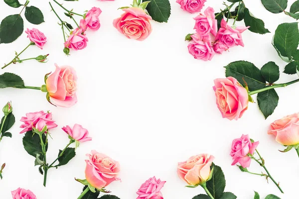 Bovenaanzicht Van Floral Frame Van Roze Rozen Witte Achtergrond Plat — Stockfoto