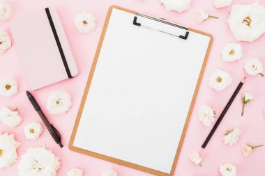 Kompozisyon Pano, çiçek ve aksesuar pembe bir arka plan üzerinde. Üstten görünüm. Düz yatıyordu. Ev kadınsı büro.