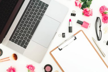 Kompozisyon Pano, çiçek, kozmetik ve aksesuar pembe bir arka plan üzerinde. Üstten görünüm. Düz yatıyordu. Ev kadınsı büro.