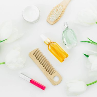 Kozmetik ve Beyaz Laleler, blogger kavramı üstten görünüm 