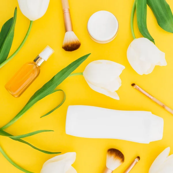 Çiçek model sarı zemin üzerine lale çiçekli. Düz yatıyordu, en iyi görünüm. Bahar zaman arka plan.