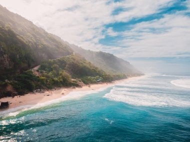Rock ve okyanus güzel kumlu plaj havadan görünümü