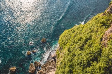 Kaya ve tropik okyanusta havadan görünümü