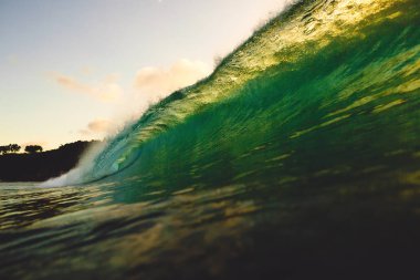 tropikal okyanusta dalga ve berrak su 