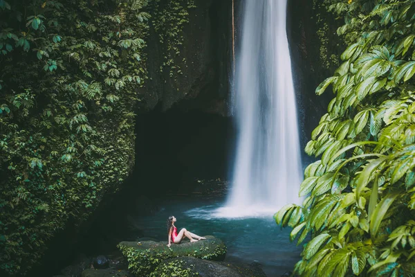 女性が驚くほどの滝の近くのポーズ — ストック写真