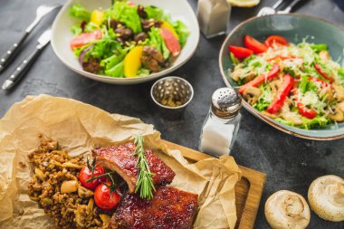 Karabuğday, narenciye ve ızgara karaciğer ile salata, domates ile Sezar salatası ile Barbekü.