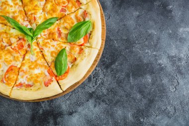 İtalyan pizza ile pastırma, peynir, domates, düz koyu arka plan üzerinde yatıyordu