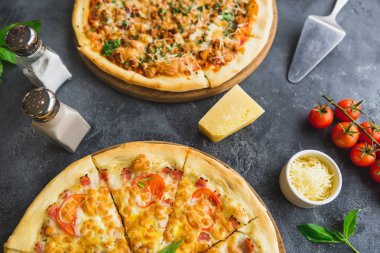 Pizza pastırma, peynir ve domates koyu arka planda, üstten görünüm