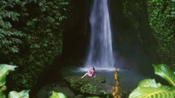 Krásná Žena Vodopád Tropickými Rostlinami Bali Indonésie — Stock video