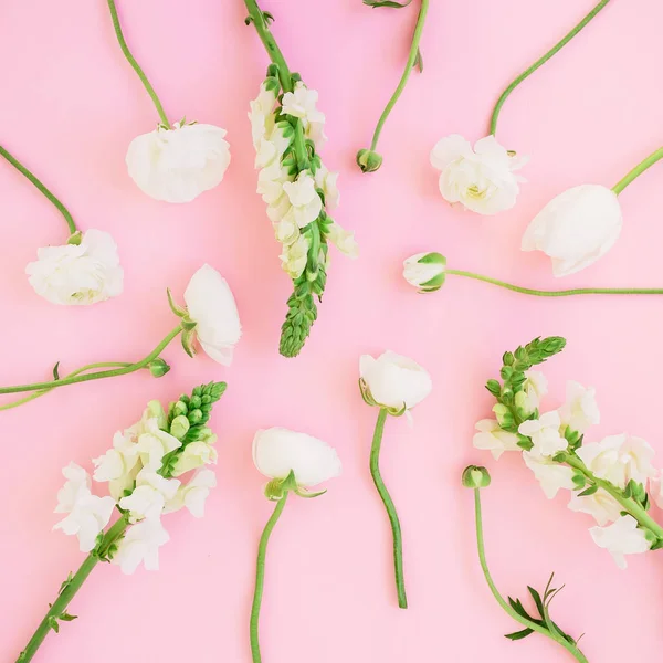 Цветы Почки Розовом Фоне Квартира Лежала Вид Сверху Цветочный Узор — стоковое фото