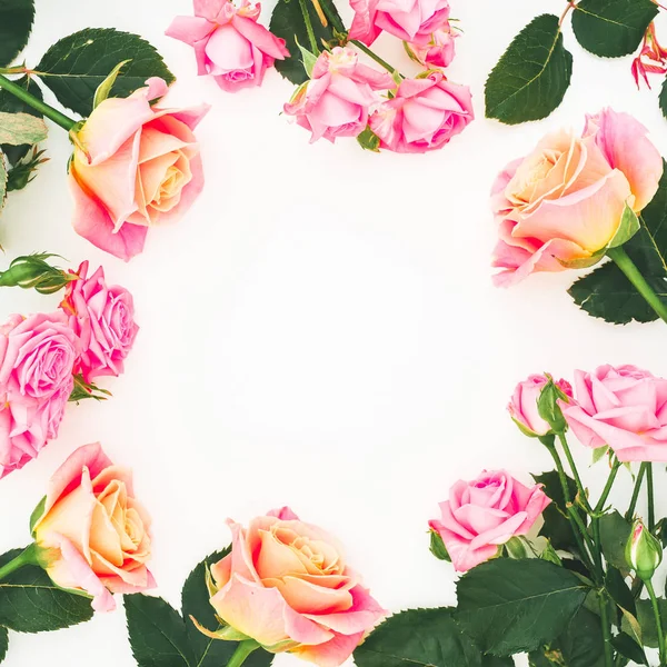 Ronde Bloemmotief Met Rozen Bloemblaadjes Bladeren Een Witte Achtergrond Plat — Stockfoto