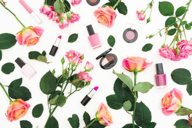 pastel pembe güller ve beyaz arka plan üzerinde ayarla makyaj. Düz yatıyordu, en iyi görünüm. Pembe çiçek çiçek deseni