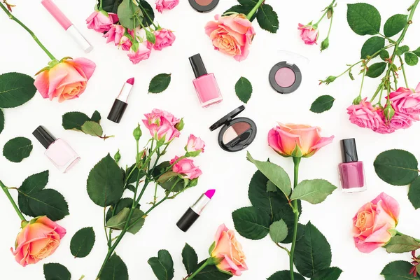 pastel pembe güller ve beyaz arka plan üzerinde ayarla makyaj. Düz yatıyordu, en iyi görünüm. Pembe çiçek çiçek deseni