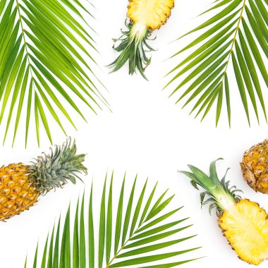 Ananas ve yeşil palmiye yaprakları üzerinde izole beyaz arka plan. Gıda kavramı. Düz yatıyordu, en iyi görünümü 