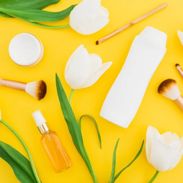 Composición Pastelera Con Flores Tulipán Maquillaje Engastado Sobre Fondo Amarillo — Foto de Stock
