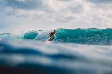 Profesyonel kız üzerinde sörf sörf. Okyanus sörf sırasında kadında. Sörfçü ve okyanus dalgası